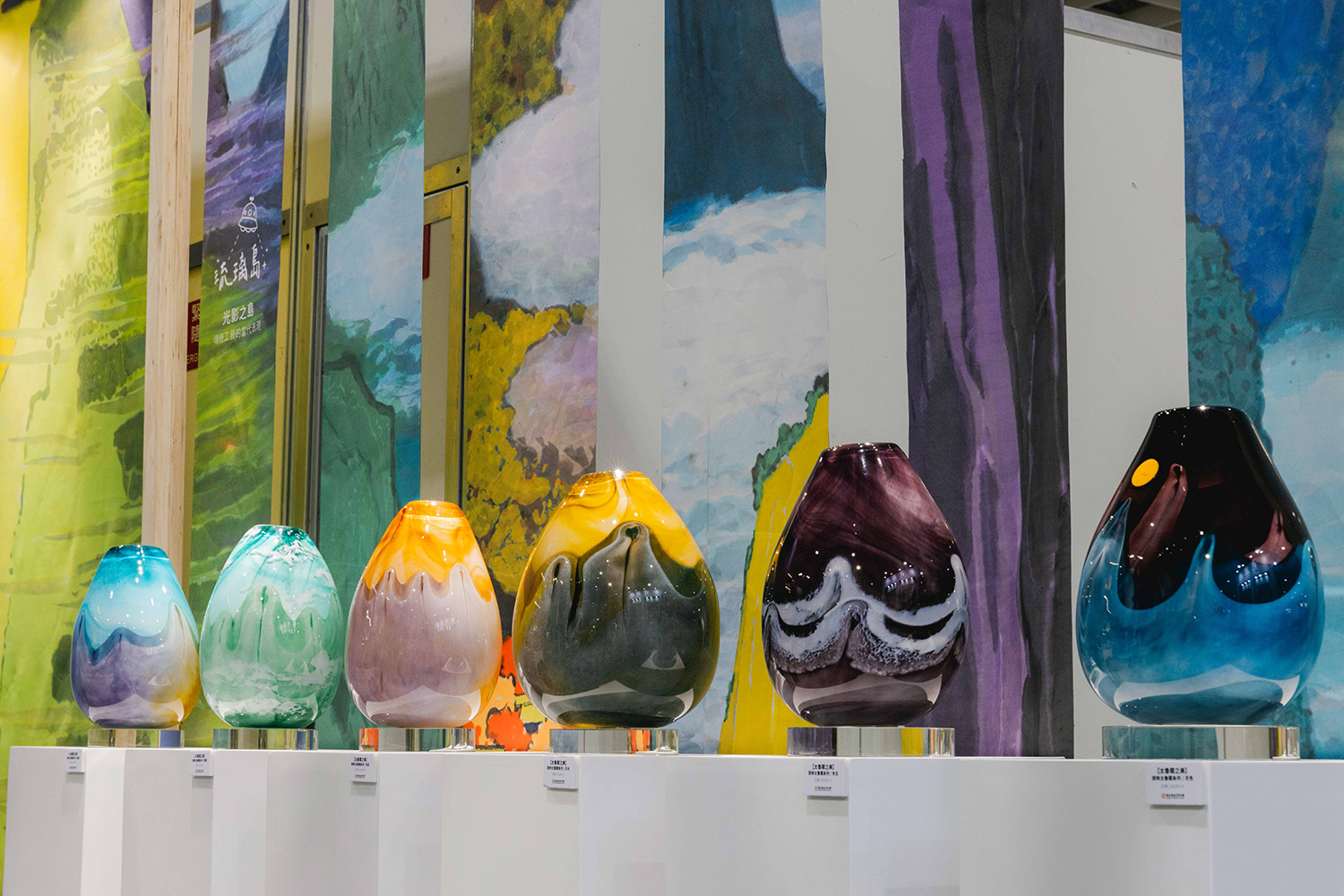 史博館展位內的「琉璃島」展現臺灣傳統工藝的當代創新，將館藏馬白水《太魯閣之美》轉譯製成獨一無二的琉璃藝術品