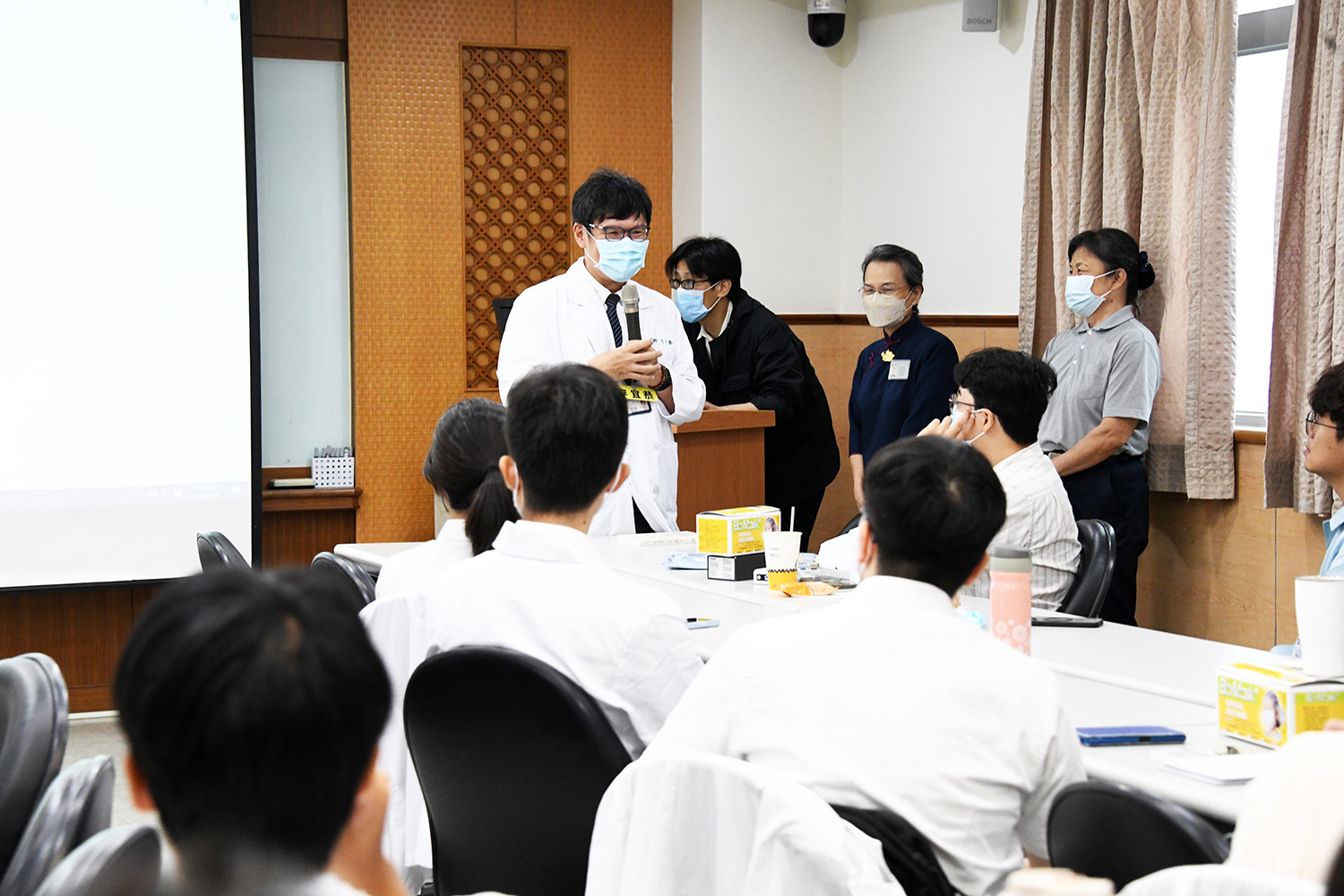 教學部李宜恭主任期許每位醫師都能成為成為病人與家屬信任的好醫師。