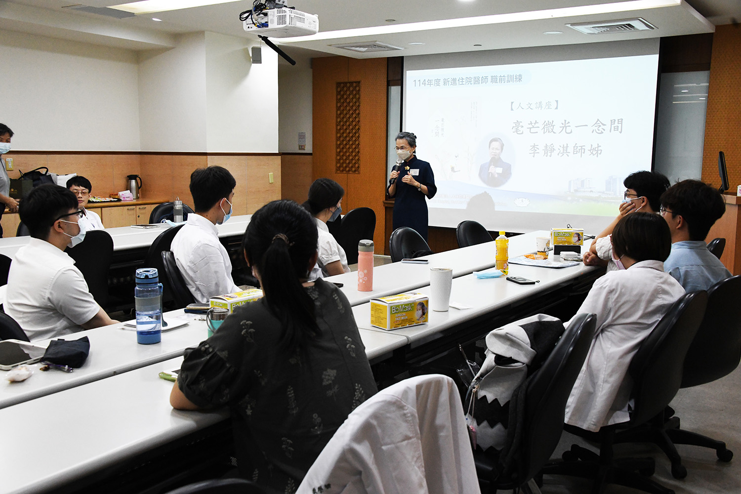 特別邀請主持「慈濟世界」廣播節目 39 年的李蕙瑩（靜淇）師姊。