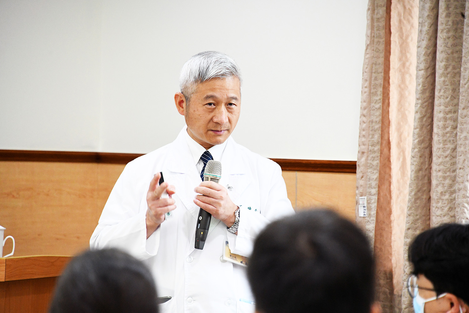 腦神經外科副院長陳金城醫師也分享了他「刀下人生」的故事。