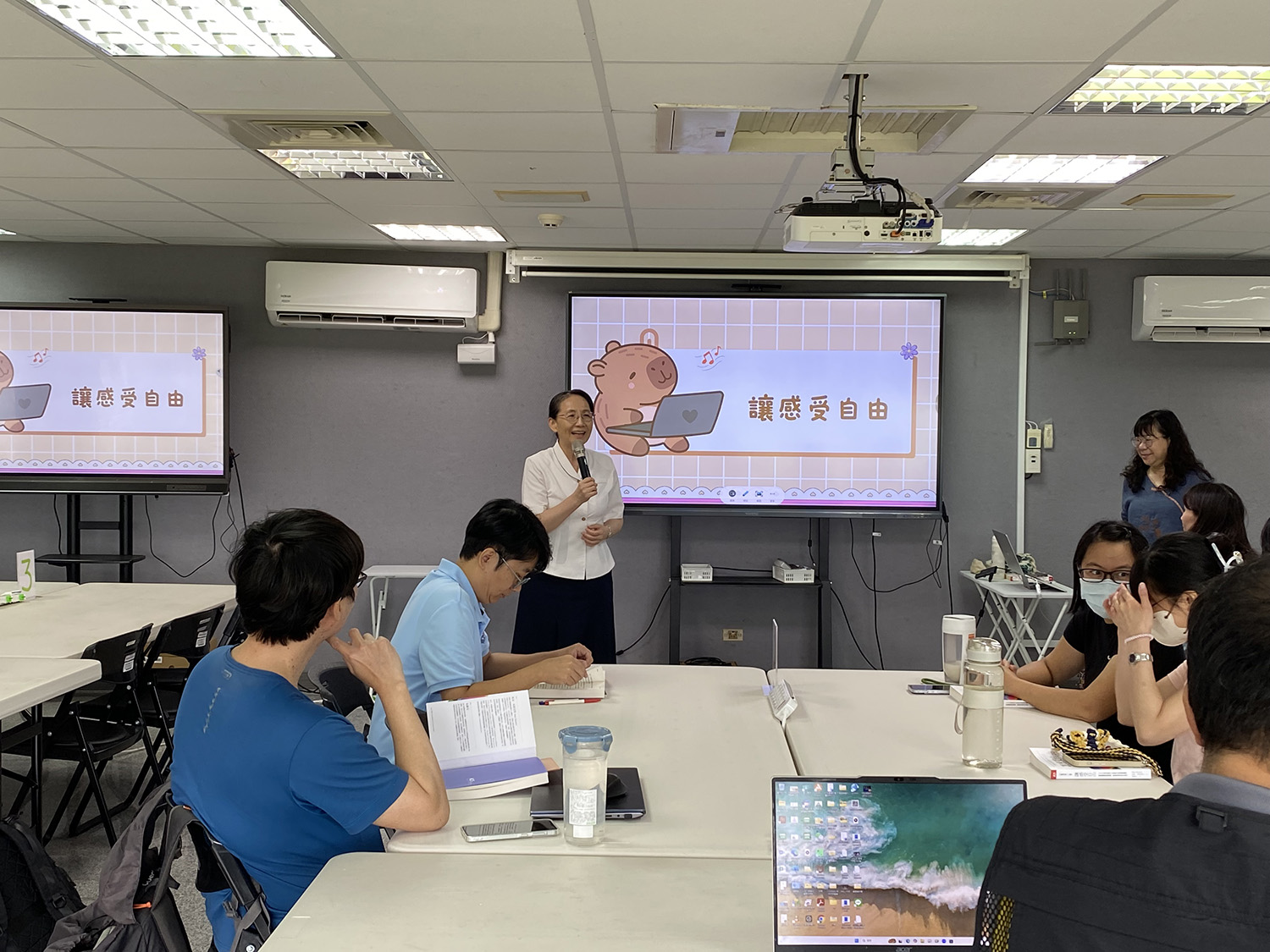 慈濟大學副校長暨師培中心主任何縕琪教授開場致詞。