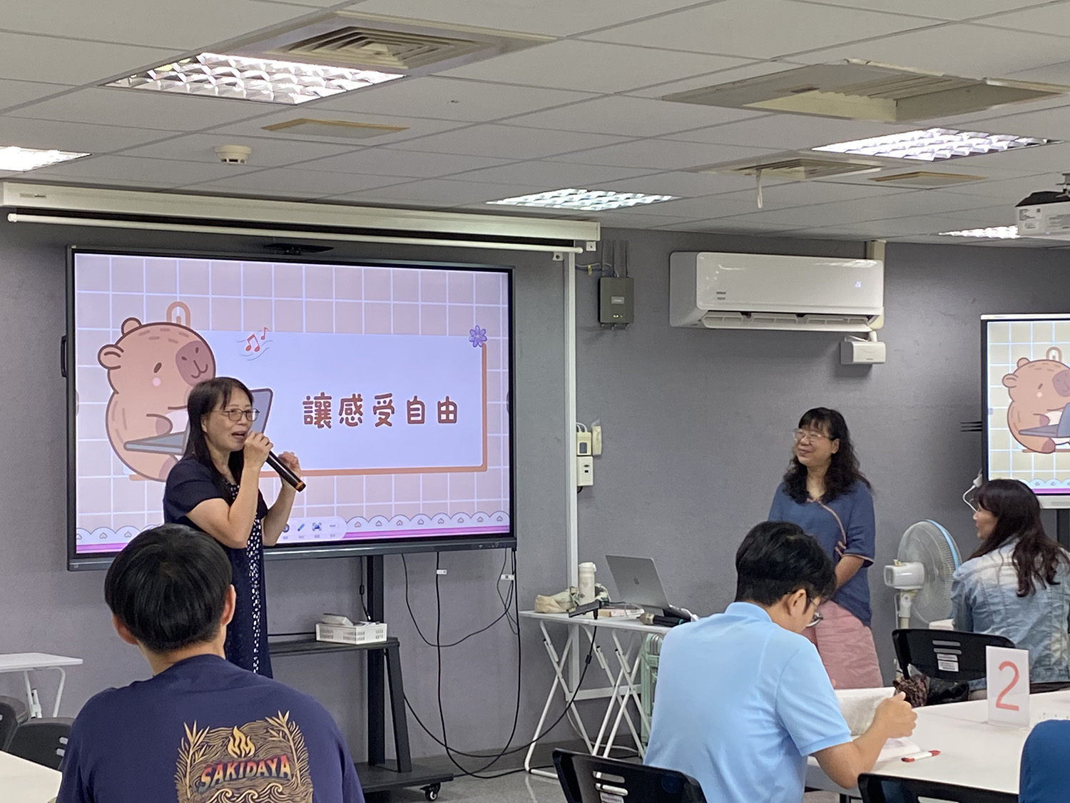花蓮縣教育處課程與教學發展中心游可如副主任開場介紹講師。