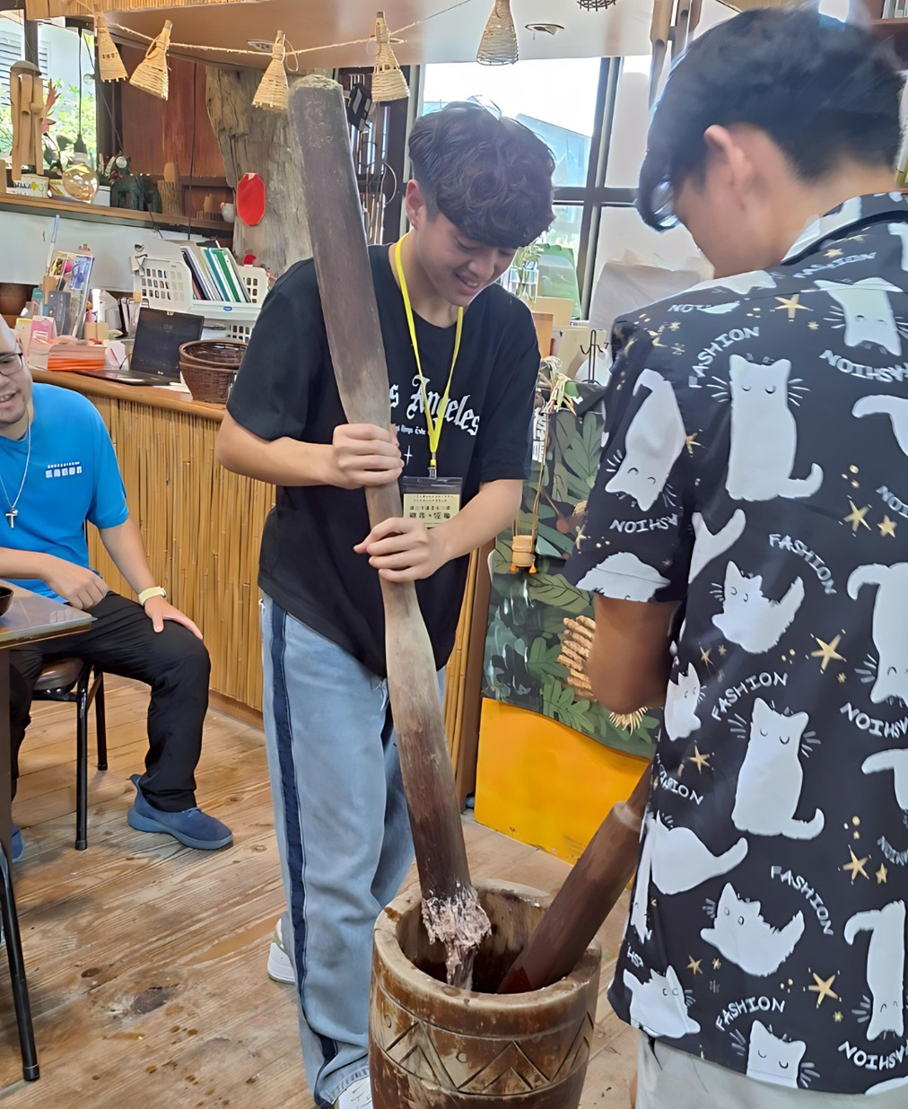 花蓮女中安排學生參與阿美族搗麻糬體驗，動手製作部落風味餐點，感受飲食文化的記憶力量