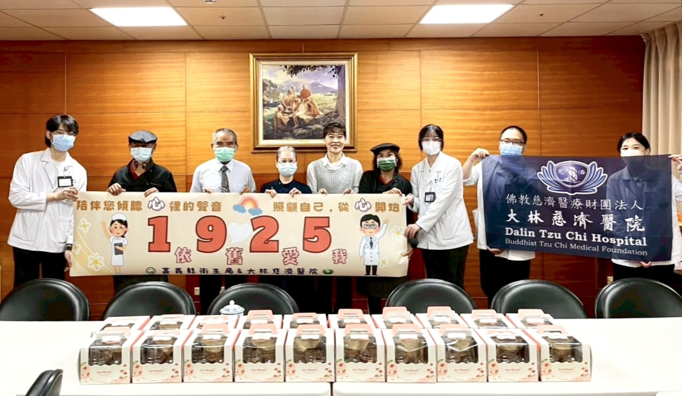 身心科日間病房學員以健康自然食材手做美味點心盒，贈送雲林人醫會師兄姊