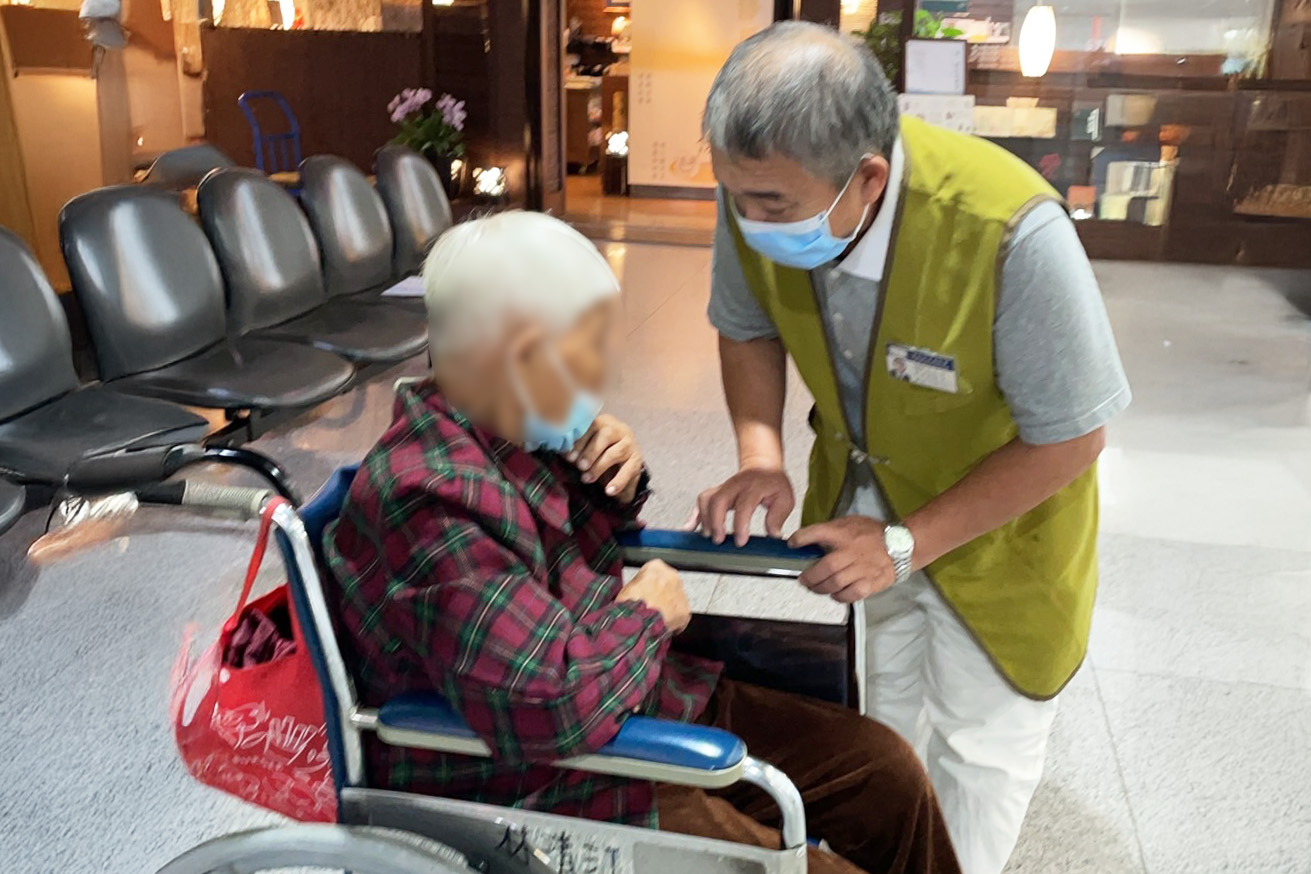 身心科日間病房學員阿東受證慈濟委員，積極投入志工服務