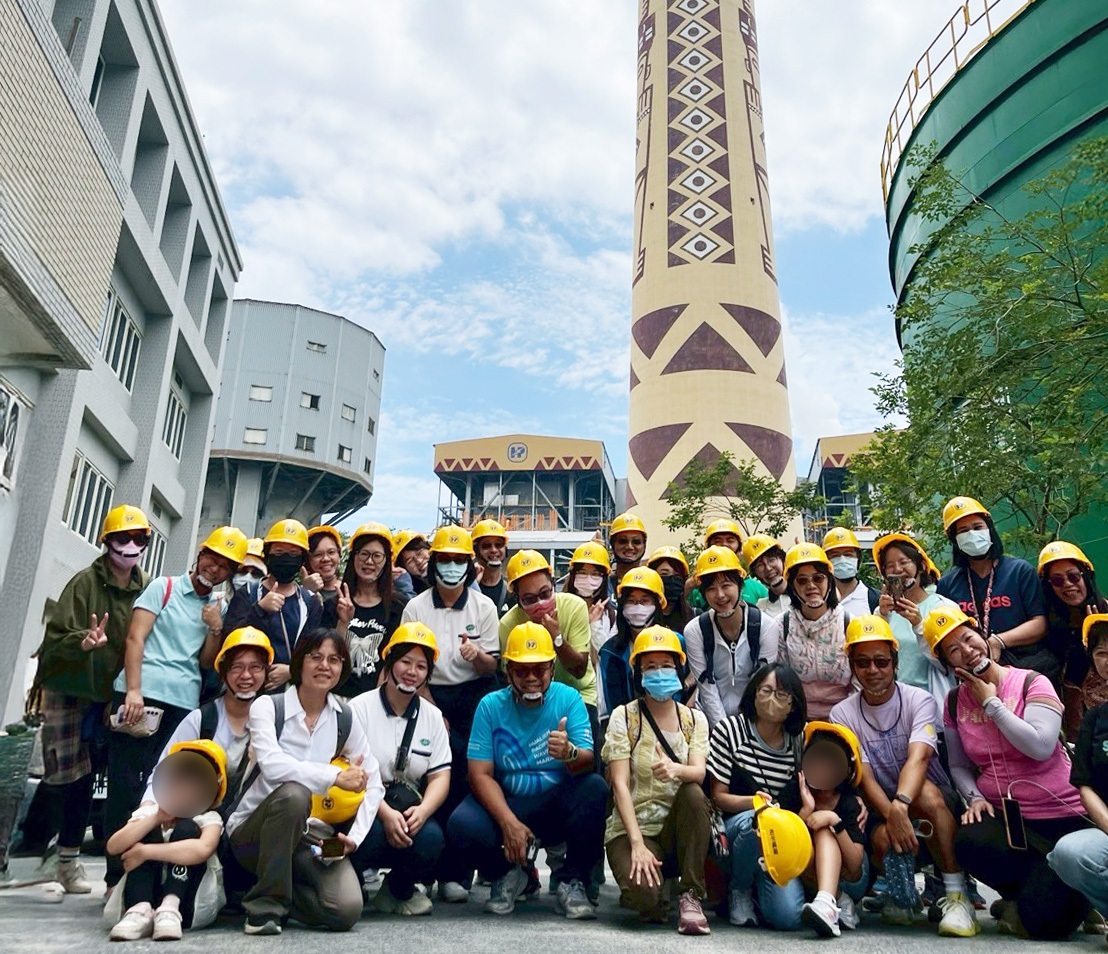 教師們在和平發電廠前合影，開啟綠色能源之旅。