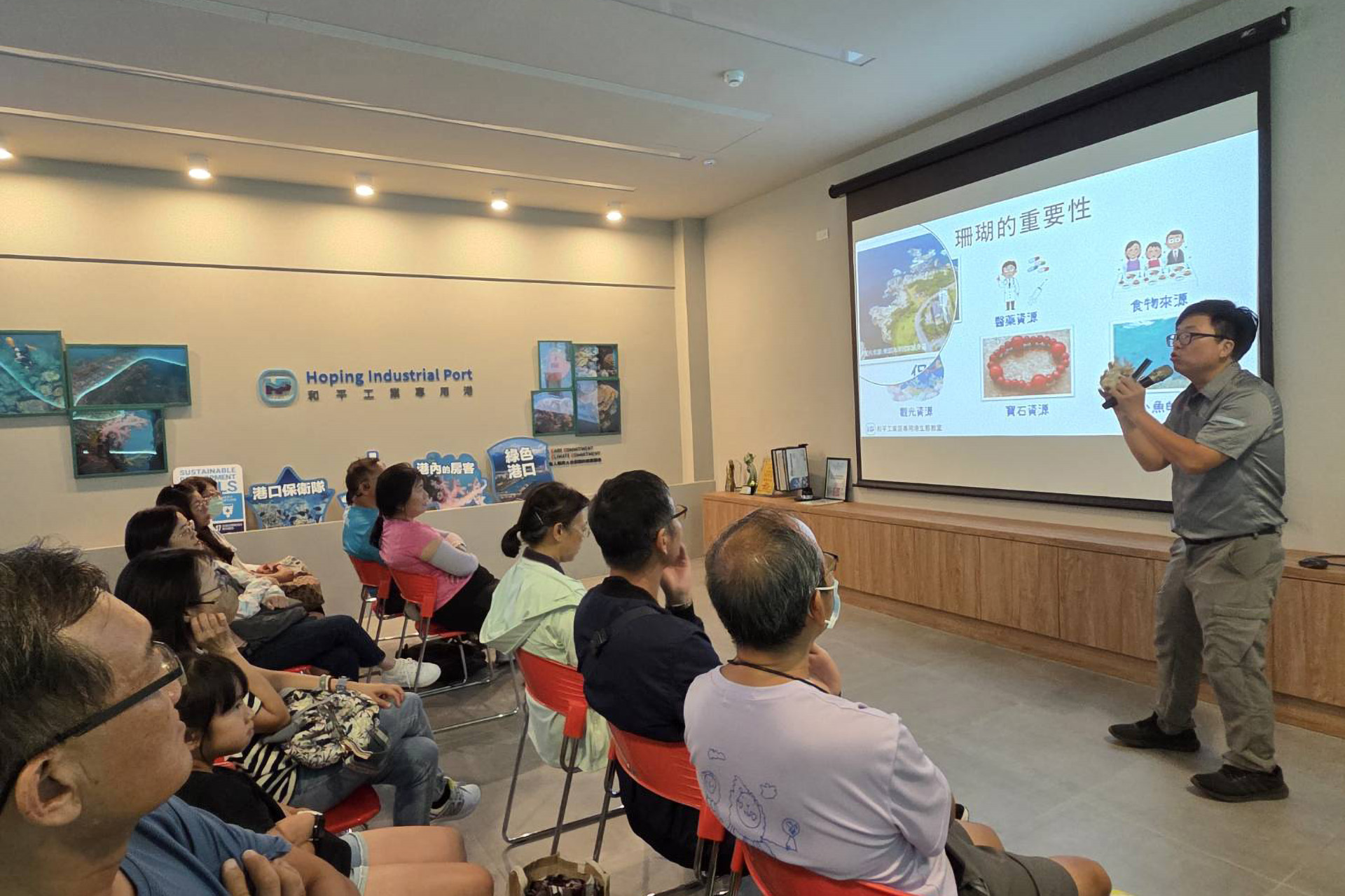環境教育師余明善老師說明珊瑚復育計畫，展示企業的環保行動力。
