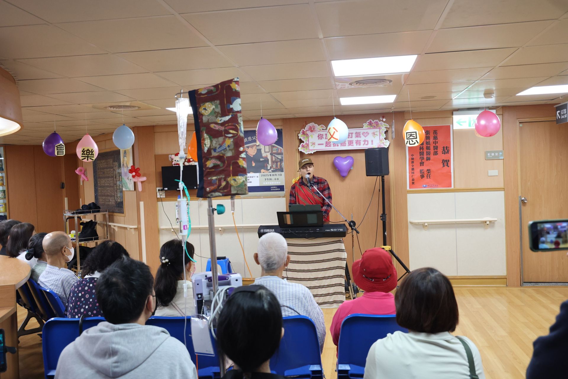 太魯閣歌手簡仁智曾罹患第四期的頭頸部腫瘤，他撐過35次放化療治療後，努力修復聲音，以歌聲將勇氣回饋給其他病人。