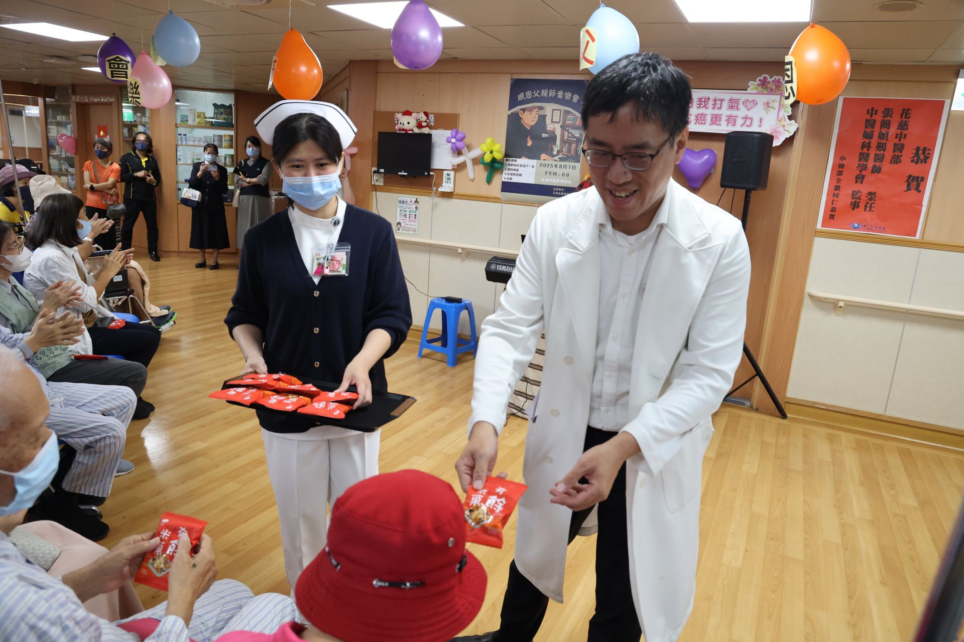 病房主任吳懿峰和護理長李珍妮獻上祝福並有健康的小禮物，讓感恩音樂會更加溫馨滿懷。