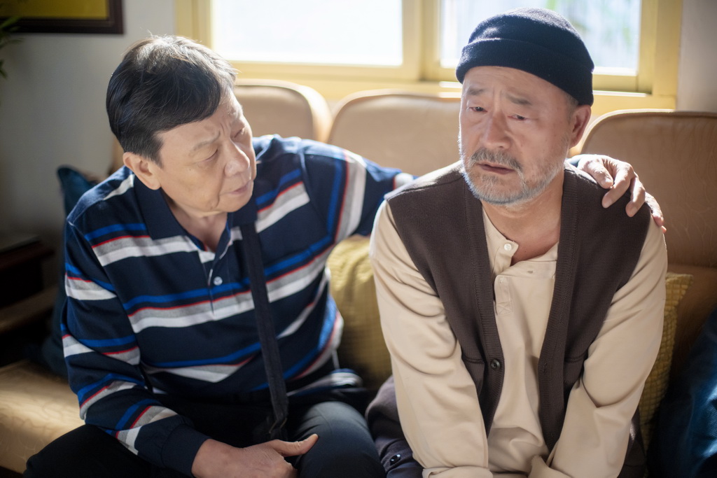 曹爸關心老丁，即使喪妻日子也要好好過下去。
