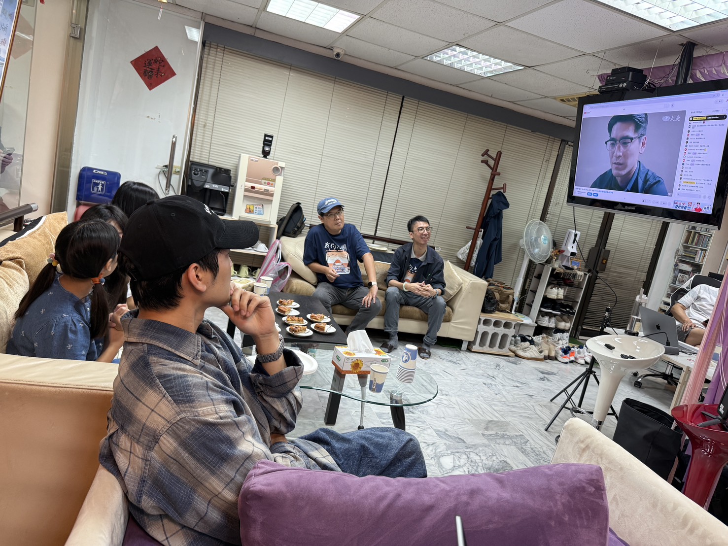 大愛劇《我們六個》首播共賞會。涂善存(前)、導演王傳宗(後左1)。