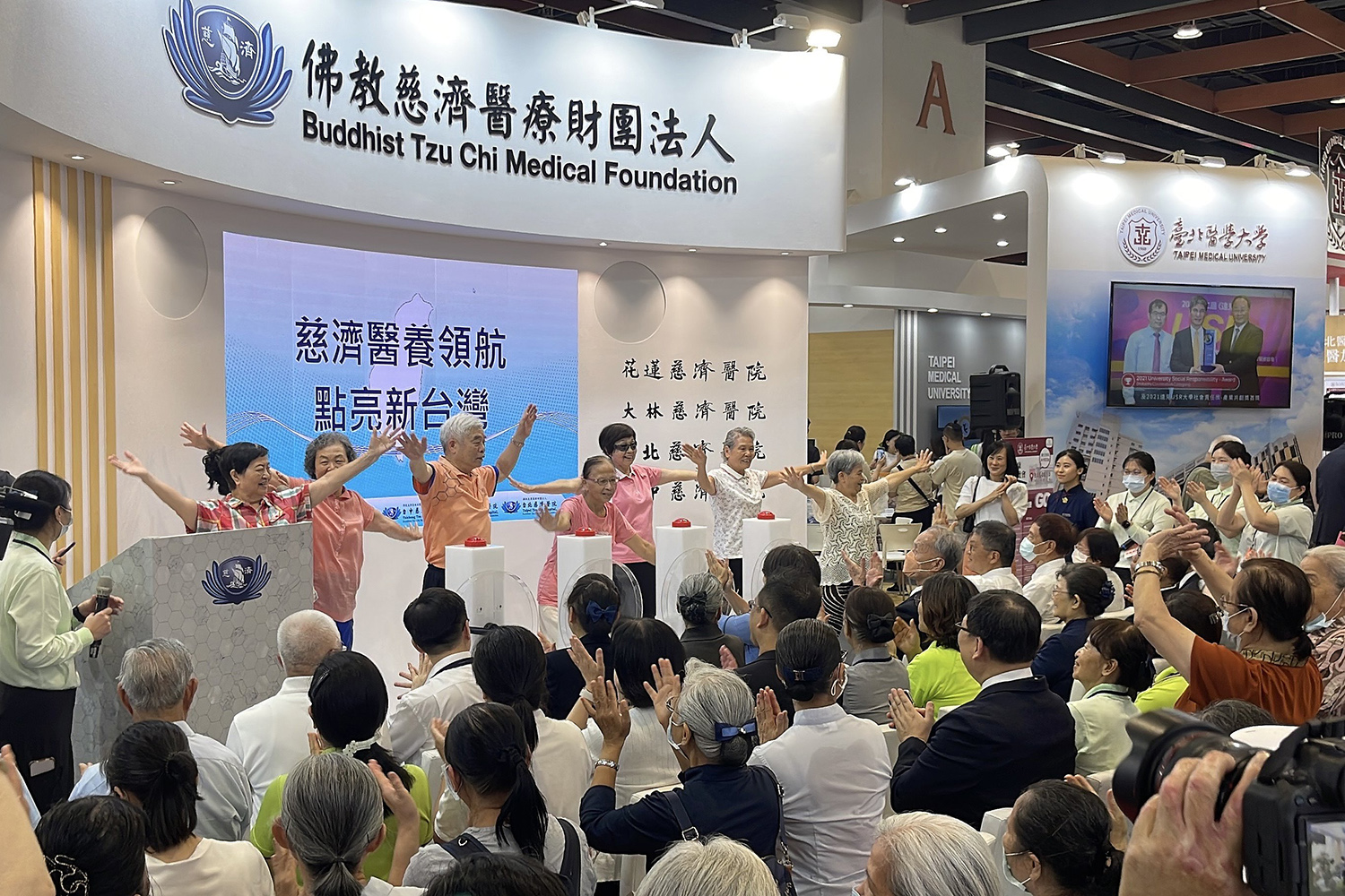 003：北區長照關懷據點平均年齡超過八十歲的長輩，在揭牌現場以歌舞律動展現健康活力。