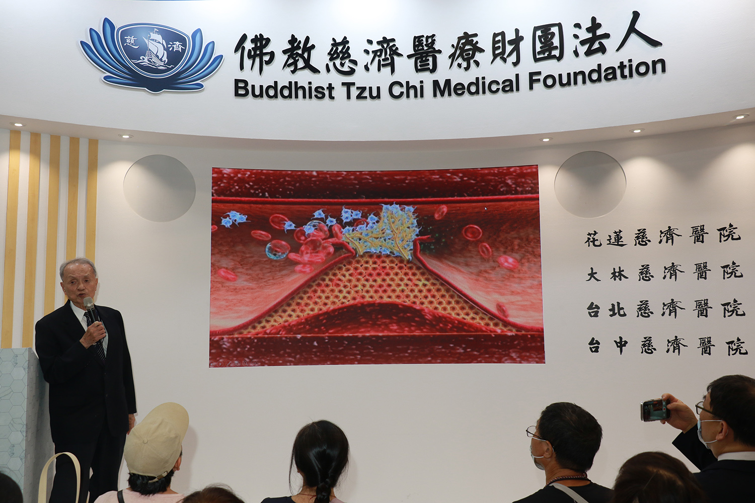 慈濟醫療財團法人執行長林俊龍用血管變化動畫，讓聽眾瞭解血管老化過程。