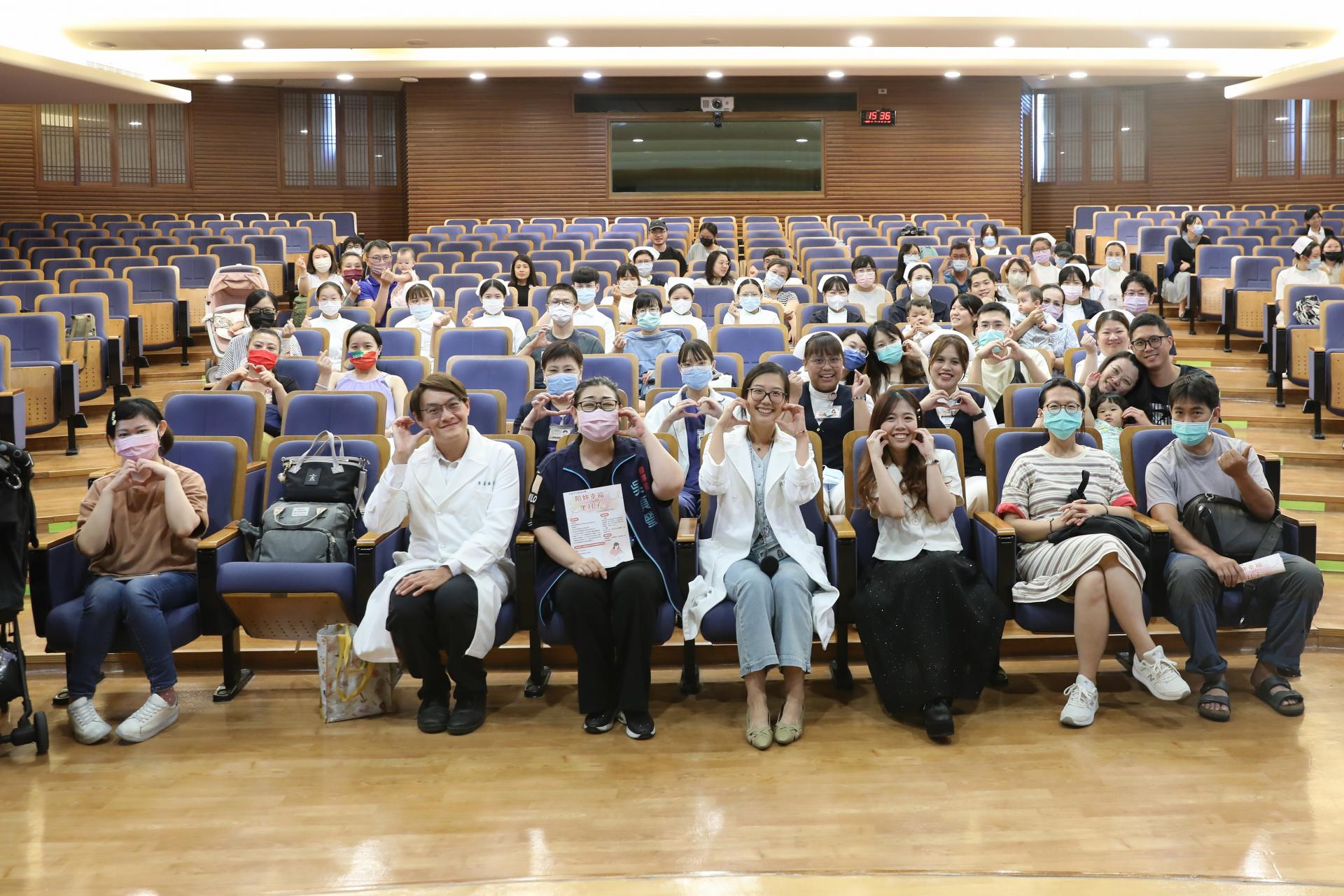 花蓮慈濟醫院在8月7日下午，舉辦夏季「爸媽教室」講座，幫助新手爸媽育兒之路更順利。