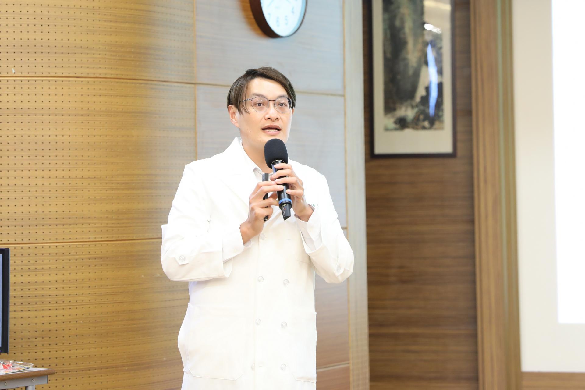 兒童牙科李嘉諭醫師以「嬰幼兒口腔保健」為主題，引導爸媽建立從0歲就開始的正確口腔照護觀念。