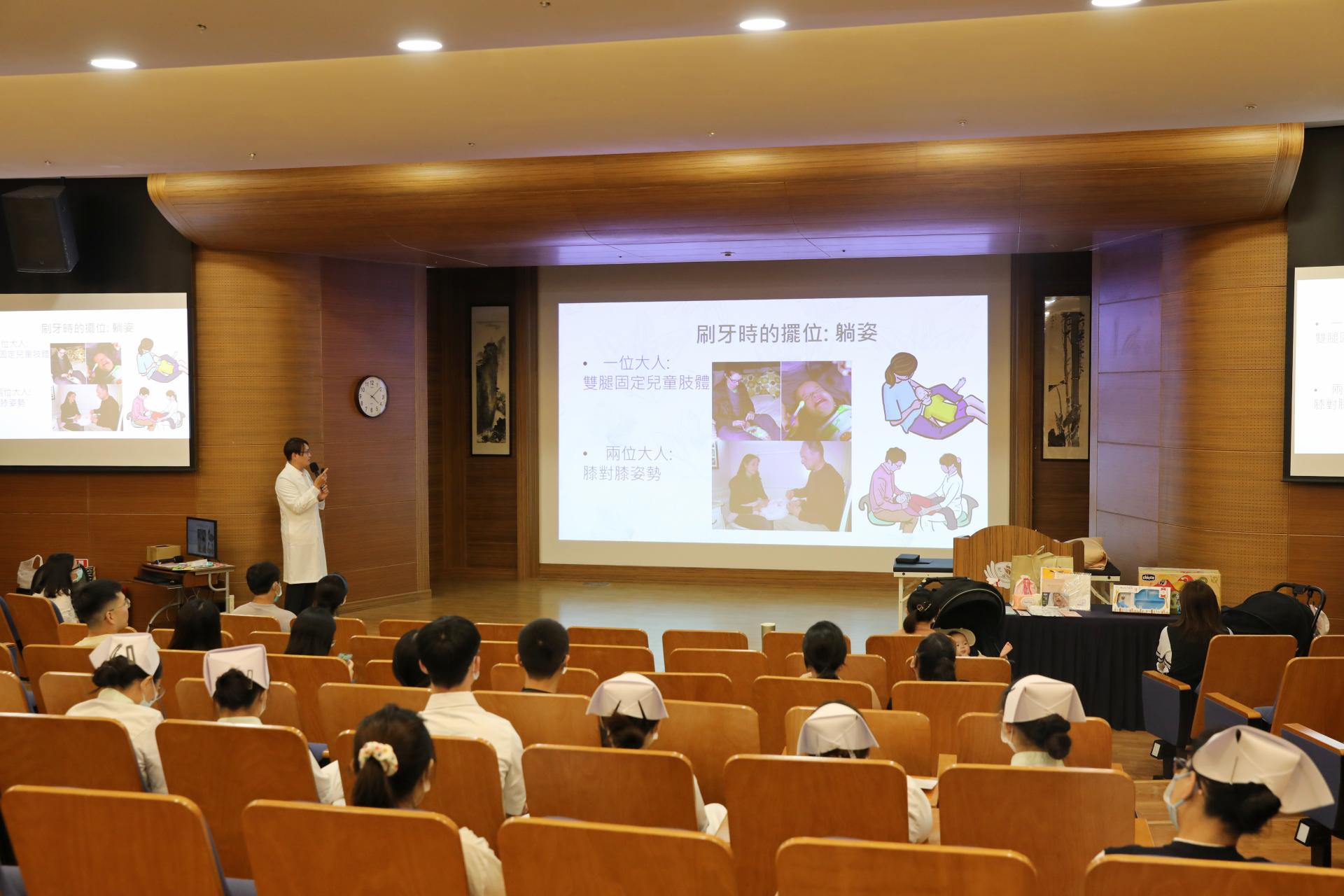 兒童牙科李嘉諭醫師以「嬰幼兒口腔保健」為主題，引導爸媽建立從0歲就開始的正確口腔照護觀念。