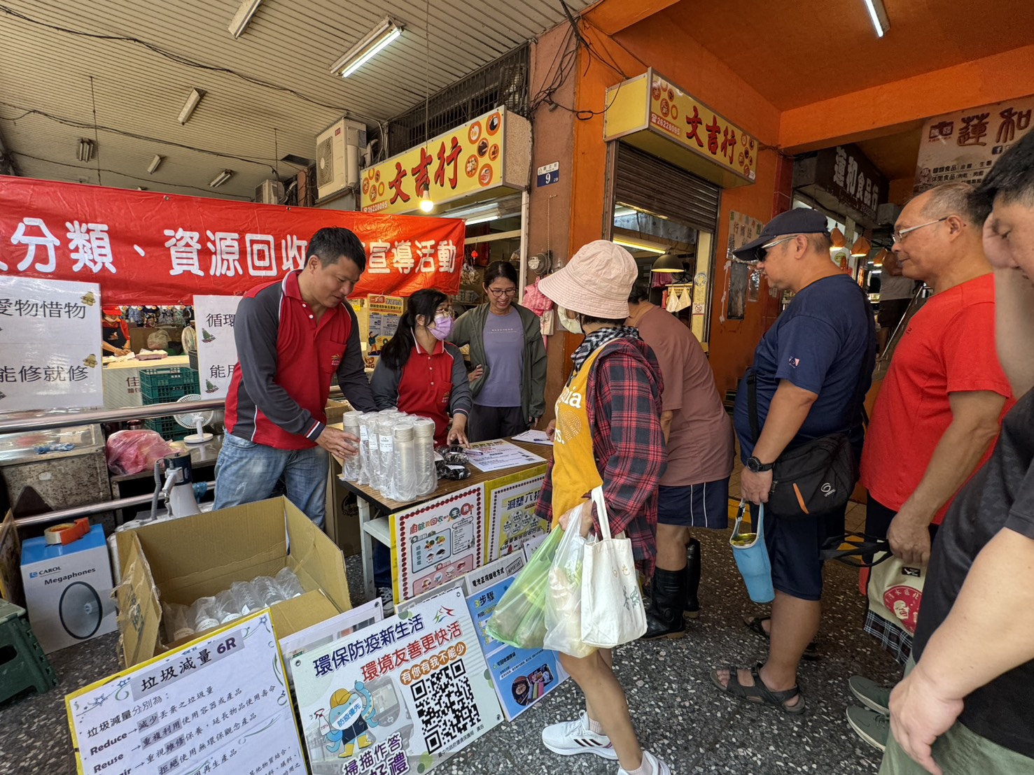 現場爸爸們踴躍參與活動-減塑愛環保