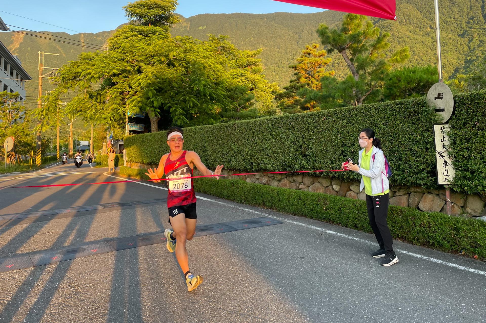 第一位抵達靜思精舍的是社區男子組楊子慶，只用了29分33秒抵達終點。