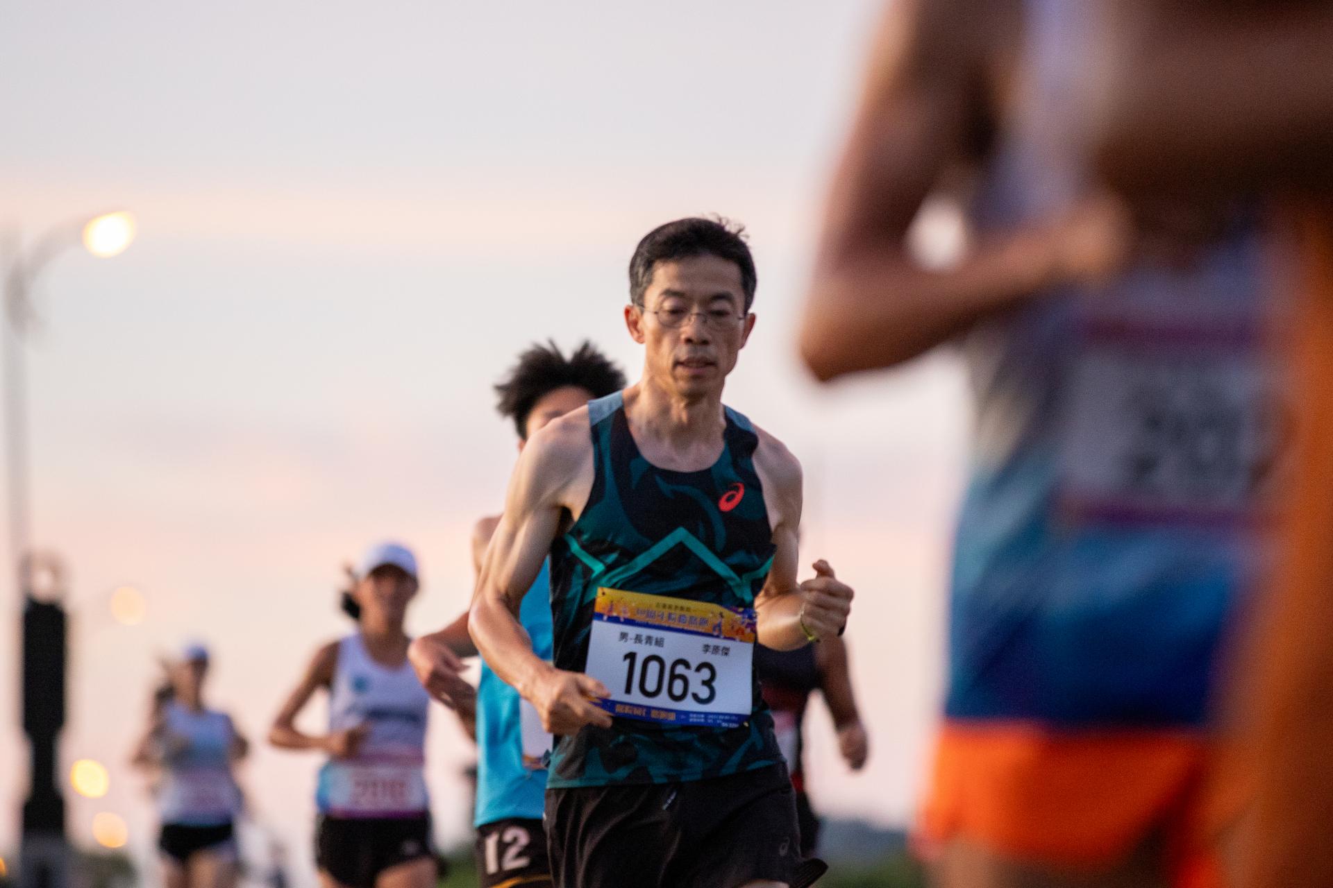 眼科部主任李原傑，以36分06秒取得醫院男子長青組冠軍