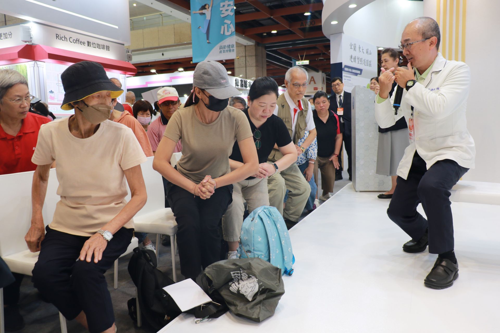 臺中慈院復健部技術主任林啟文（右）現場帶領民眾體驗「愛GO力 養肌金」健康操。