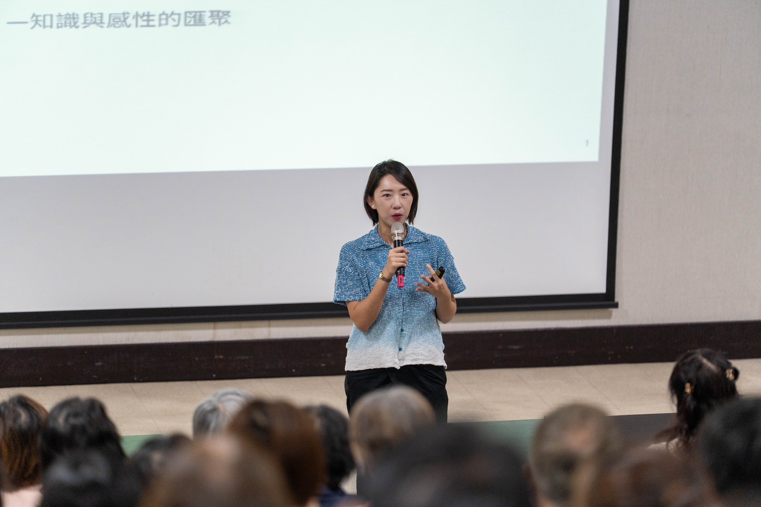 中美館館長賴依欣向志工介紹館舍理念與未來發展方向