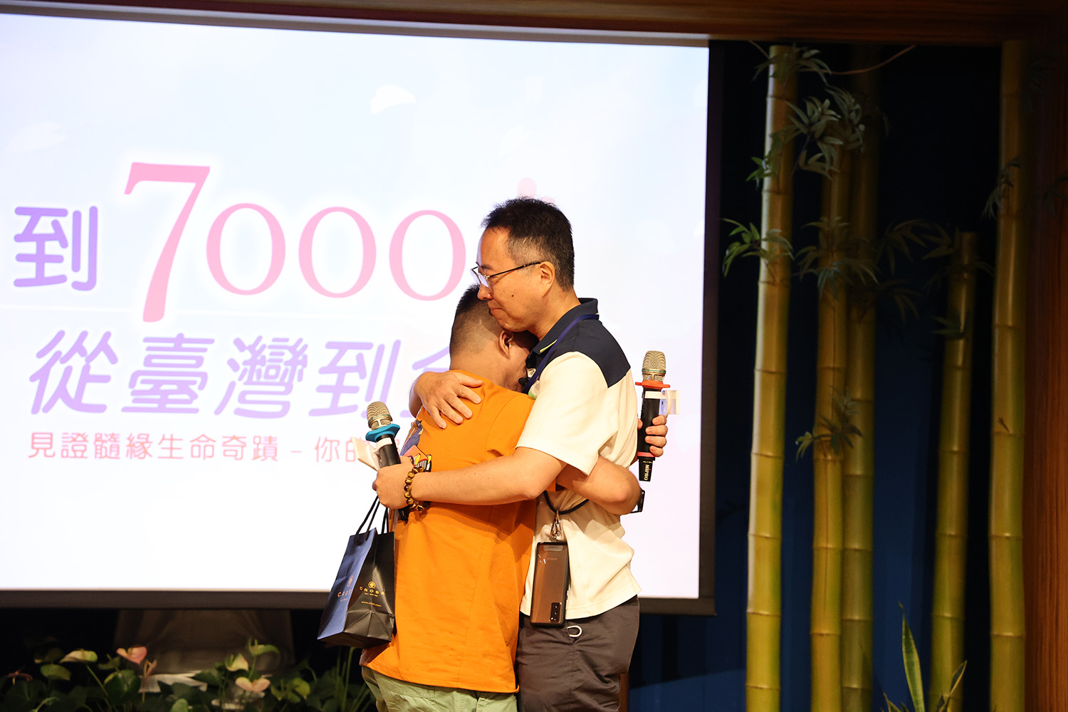 白小弟弟緊緊抱著想念了好年的救命恩人不願放開，哭得不能自己。