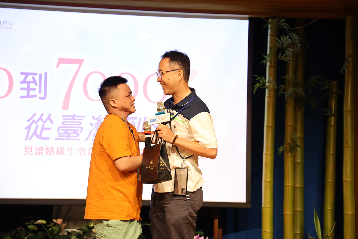 受髓後開始學中文的白小弟弟，親自感恩捐髓的楊先生，楊先生更對他健康長大非常感動而欣慰。