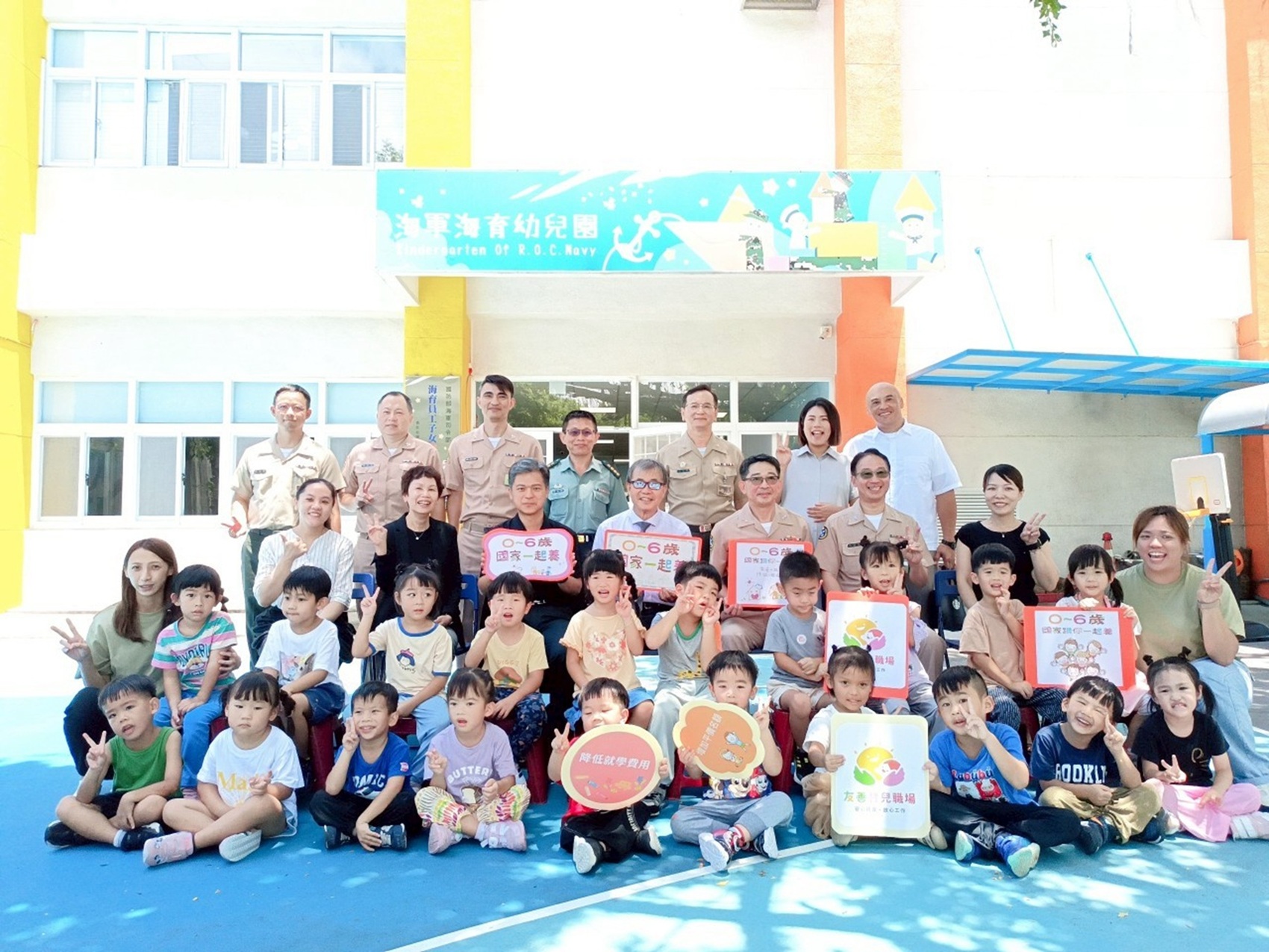鄭英耀部長與幼生合影。