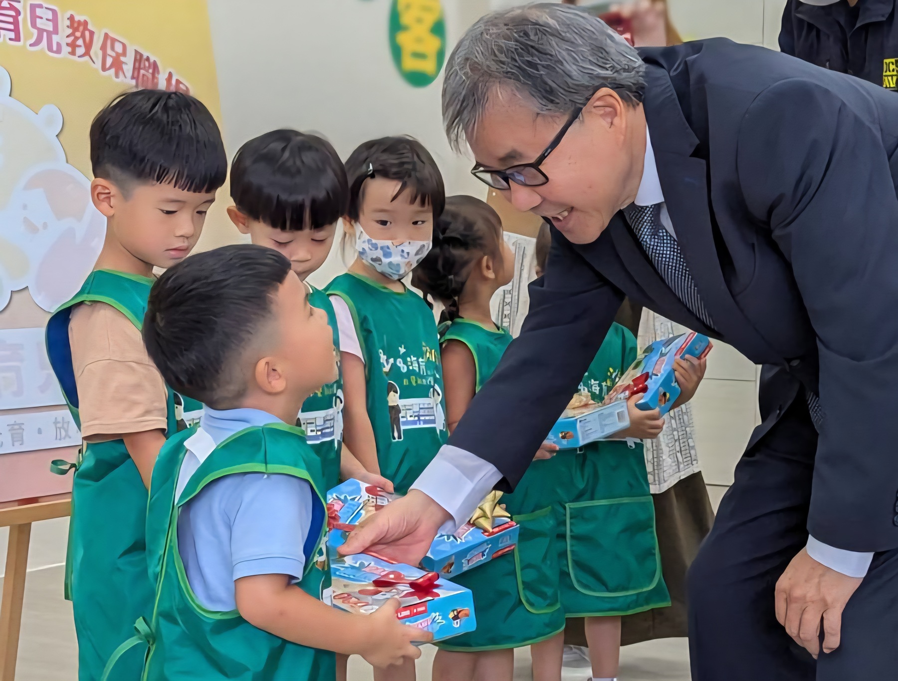 鄭英耀部長致贈幼生代表禮物。