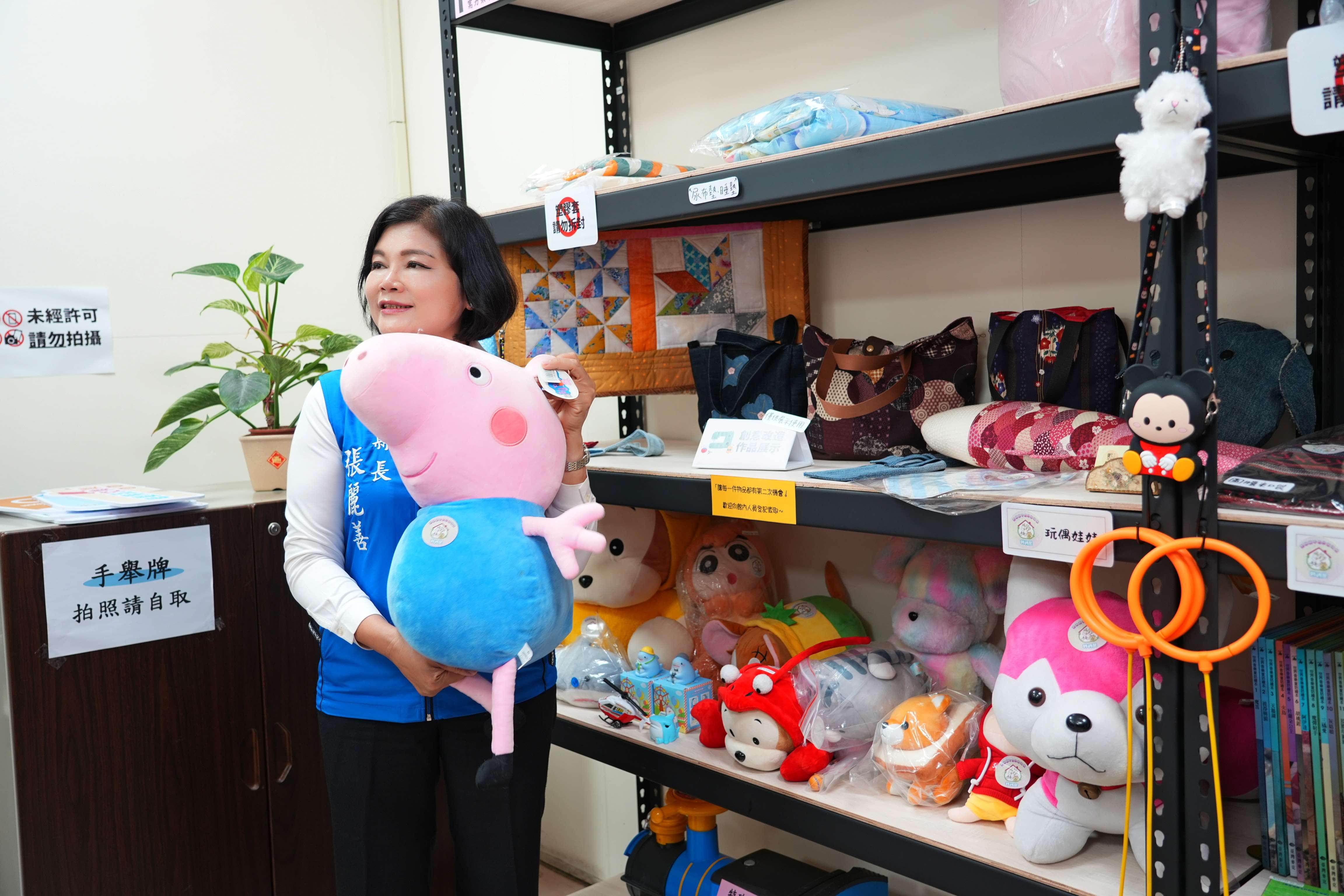 張麗善縣長請民眾將家中勘用但已少用或用不到用品，送到不用品循環館再利用。