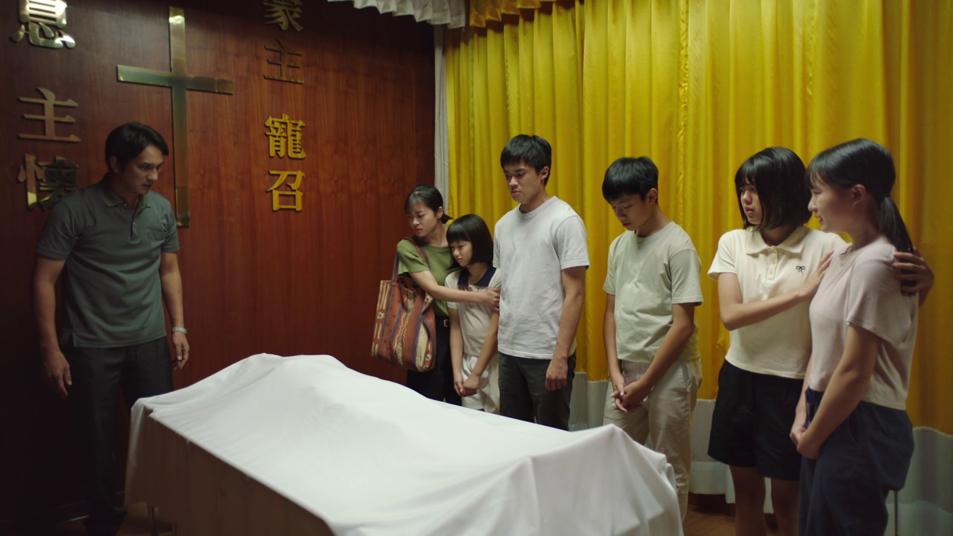 天心在太平間親自上陣，馬志翔跟六個孩子前往太平間