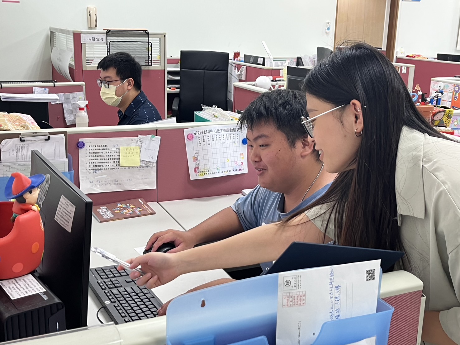 新莊社福中心資深社工同仁從旁指導社工助理