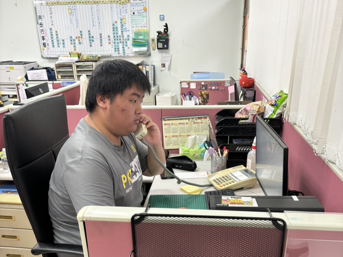 社工助理接聽民眾來電，並從中學習應對與傾聽民眾需求的技巧。