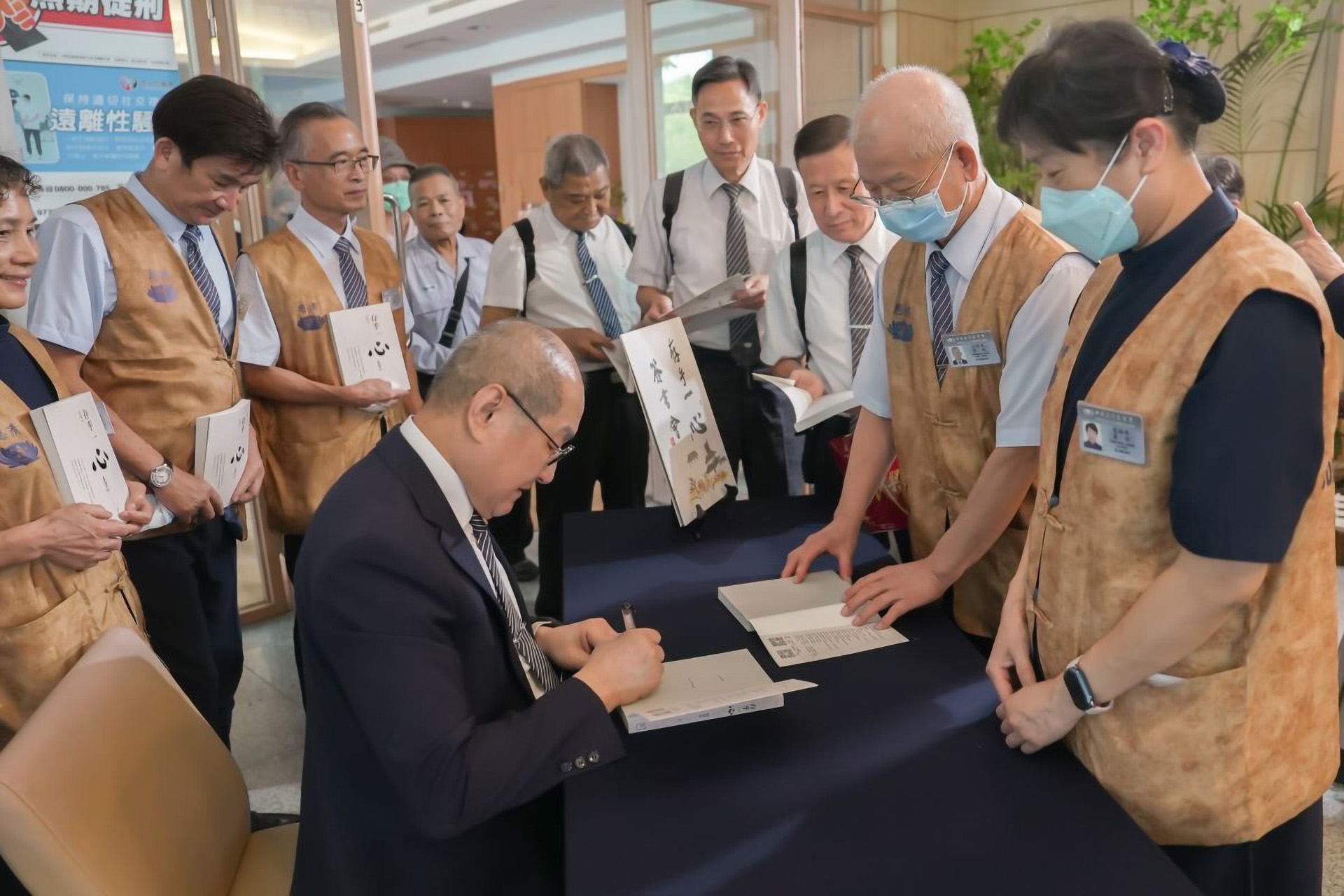會後，劉濟雨副執行長於現場舉辦簽書會。