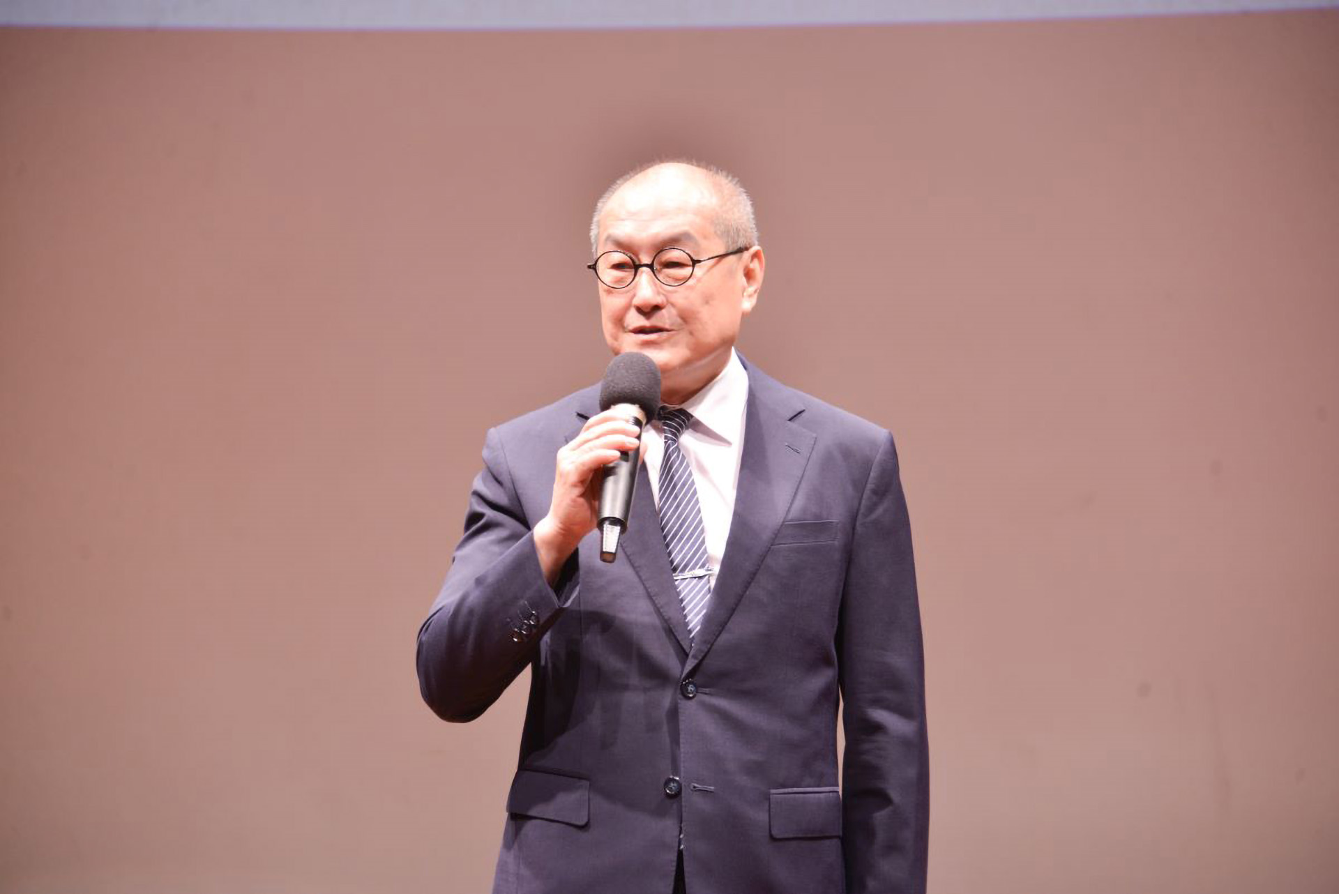 劉濟雨副執行長分享書籍著作的因緣，並勉勵醫護忙碌中也要找尋自我沉澱的時間。