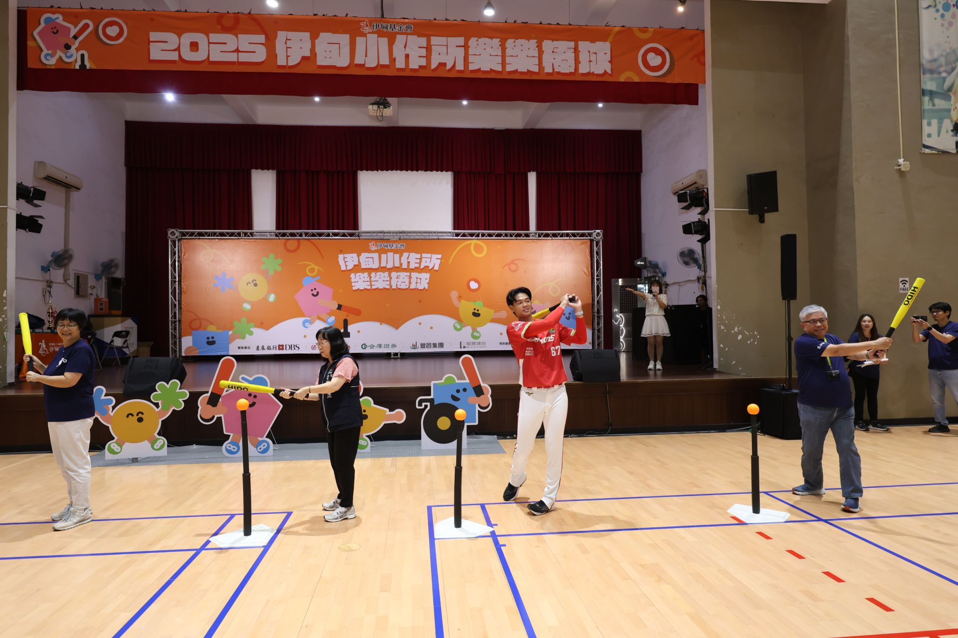 貴賓們齊聚為2025小作所樂樂棒球比賽開球