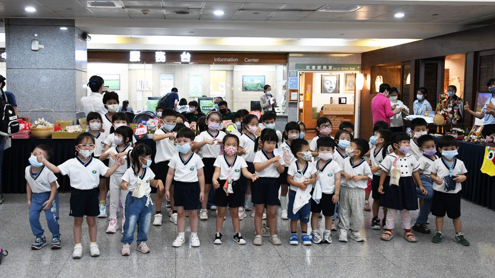 大愛幼兒園參與義賣，小朋友表演吸晴
