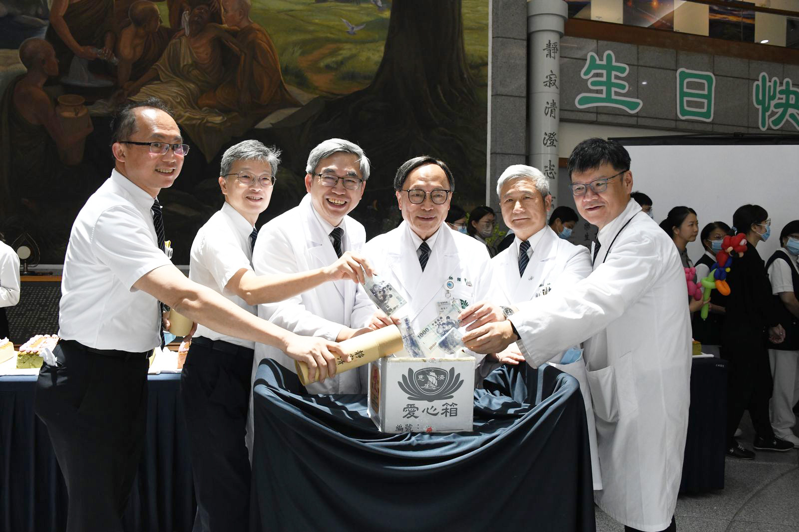 同仁、志工與民眾一同響應竹筒歲月-大愛共善，度過一個別具意義的院慶