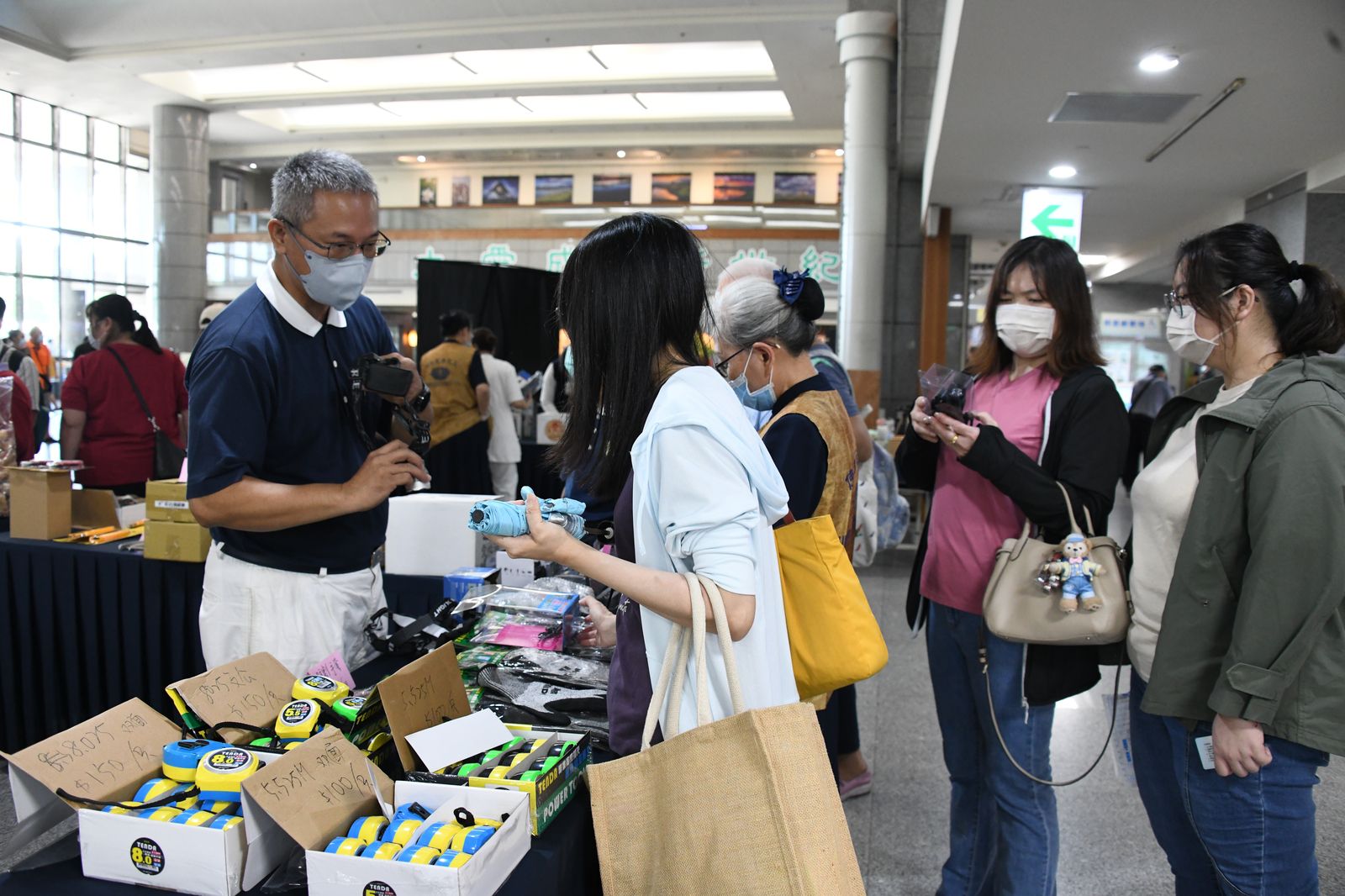 李永達師兄帶來手電筒、頭燈等實用工具回饋鄉親