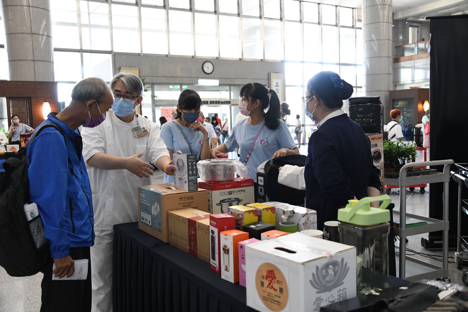 護理部同仁捐出各種實用用品參與大愛共善
