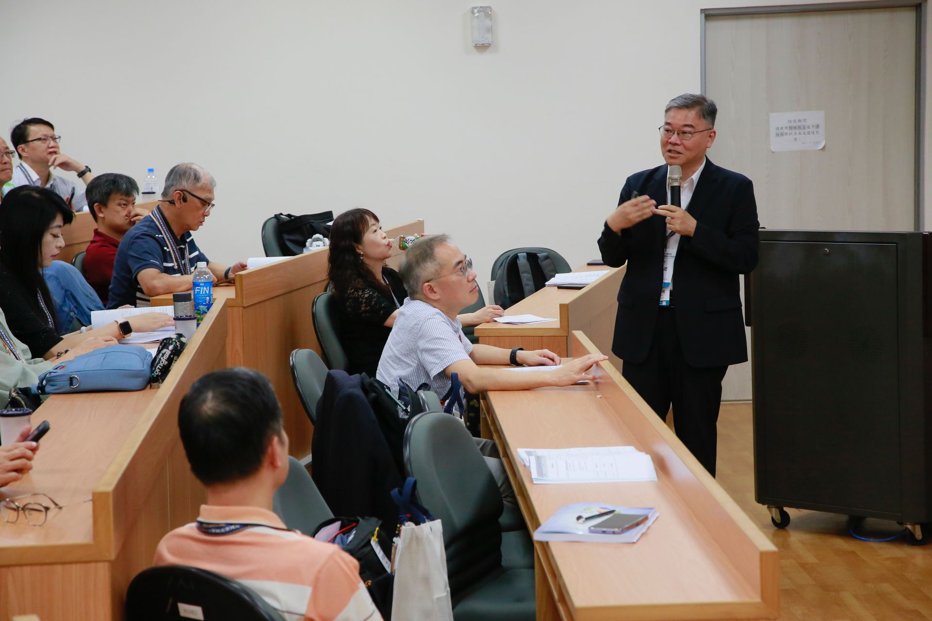 在校園實務研討激盪與發想部分，進行四大主題討論