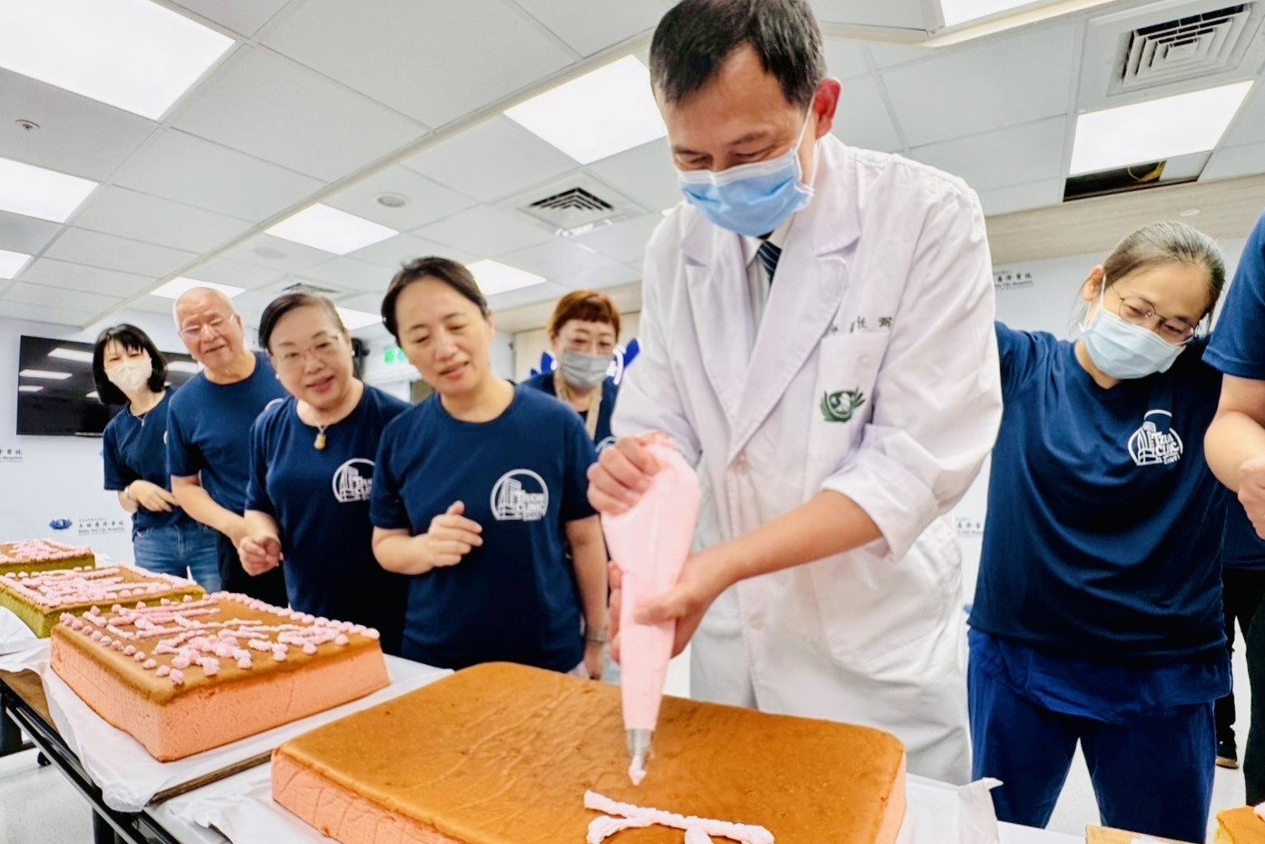 蔡任弼醫師用新鮮奶油寫下「慈濟」二字，象徵診所的初衷與使命。