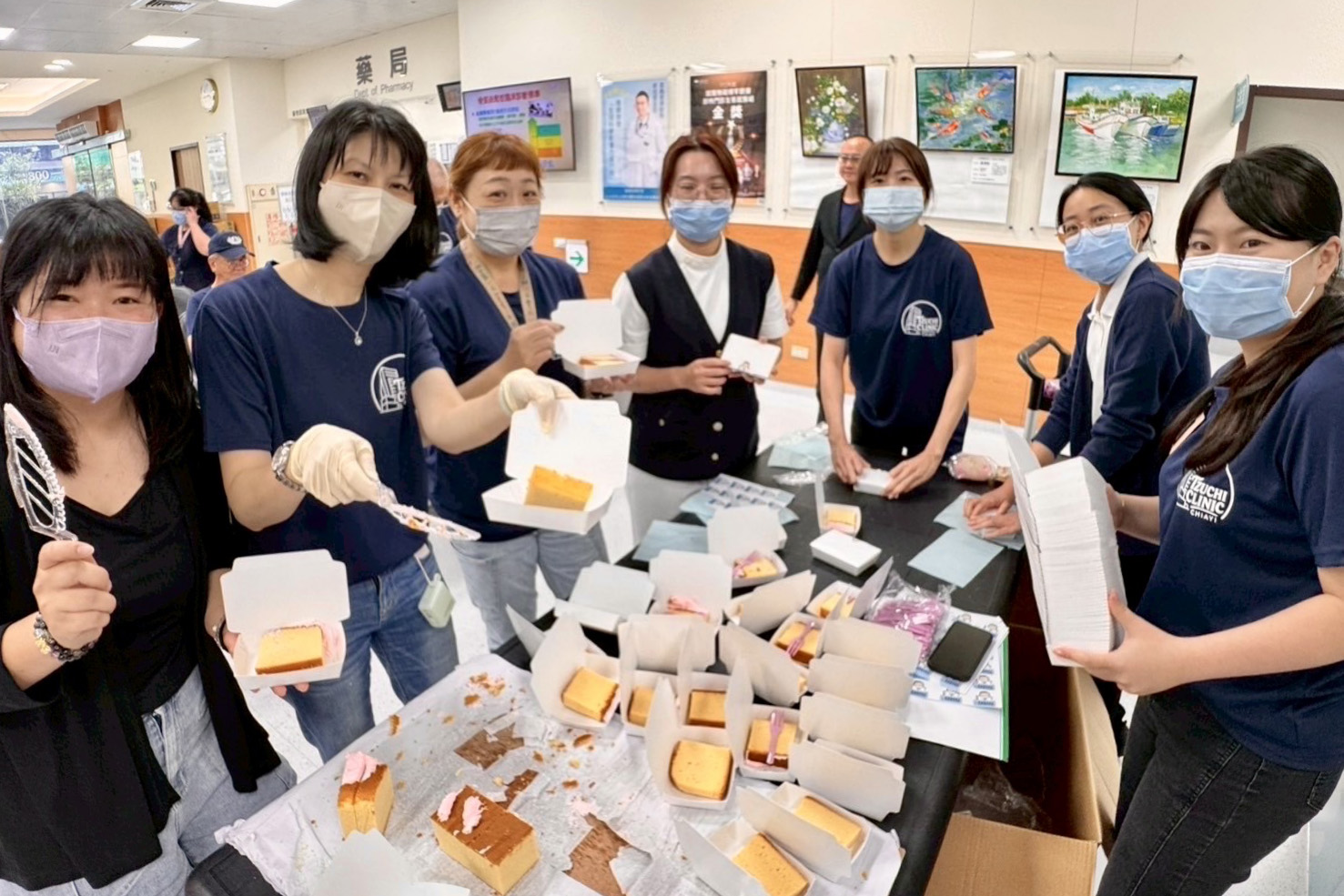 同仁們合力將切好的蛋糕快速分裝，發送給患者與來就醫的民眾與鄰居們。