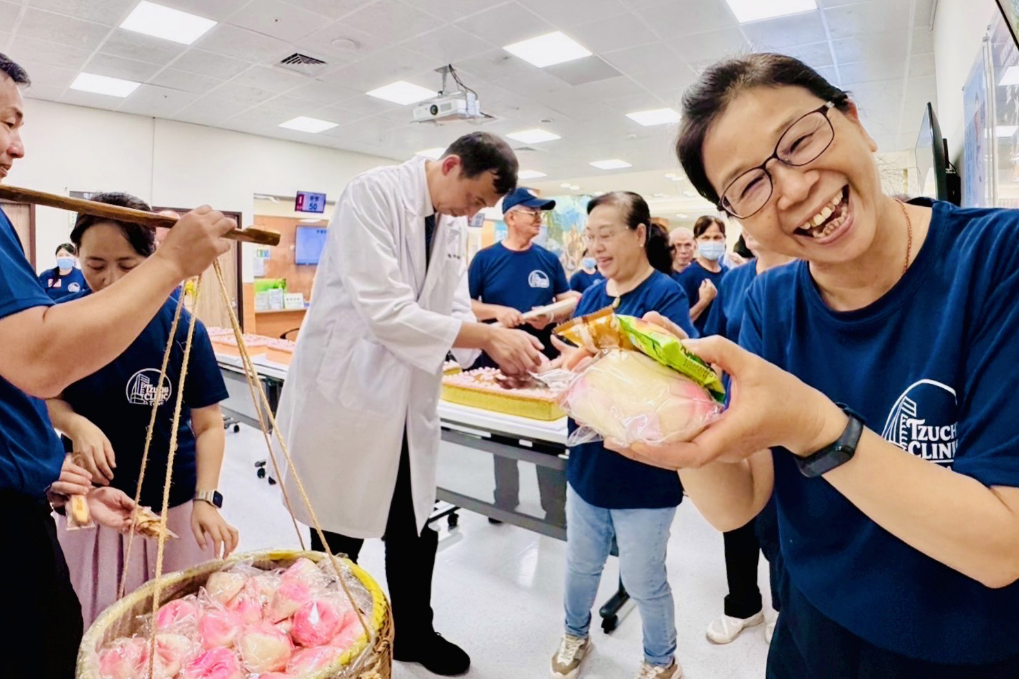 蔡任弼醫師將禮品送給各單位同仁、病患及家屬，邀請大家共同感受五周年的歡樂與溫暖。