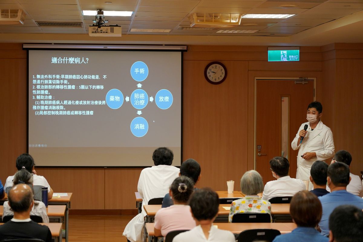 影像醫學部醫師王鐘義分享電腦斷層導引肺腫瘤消融治療的臨床應用。