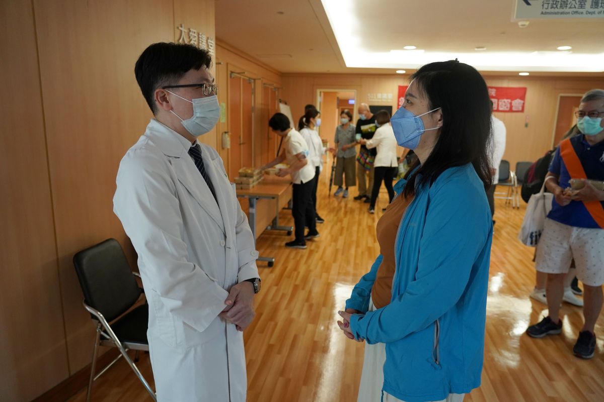 病友郭小姐（右）在健康檢查中意外發現肺部病灶，他選擇信任柯志霖醫師（左）及醫療團隊，也慶幸早期診斷避免病情惡化。