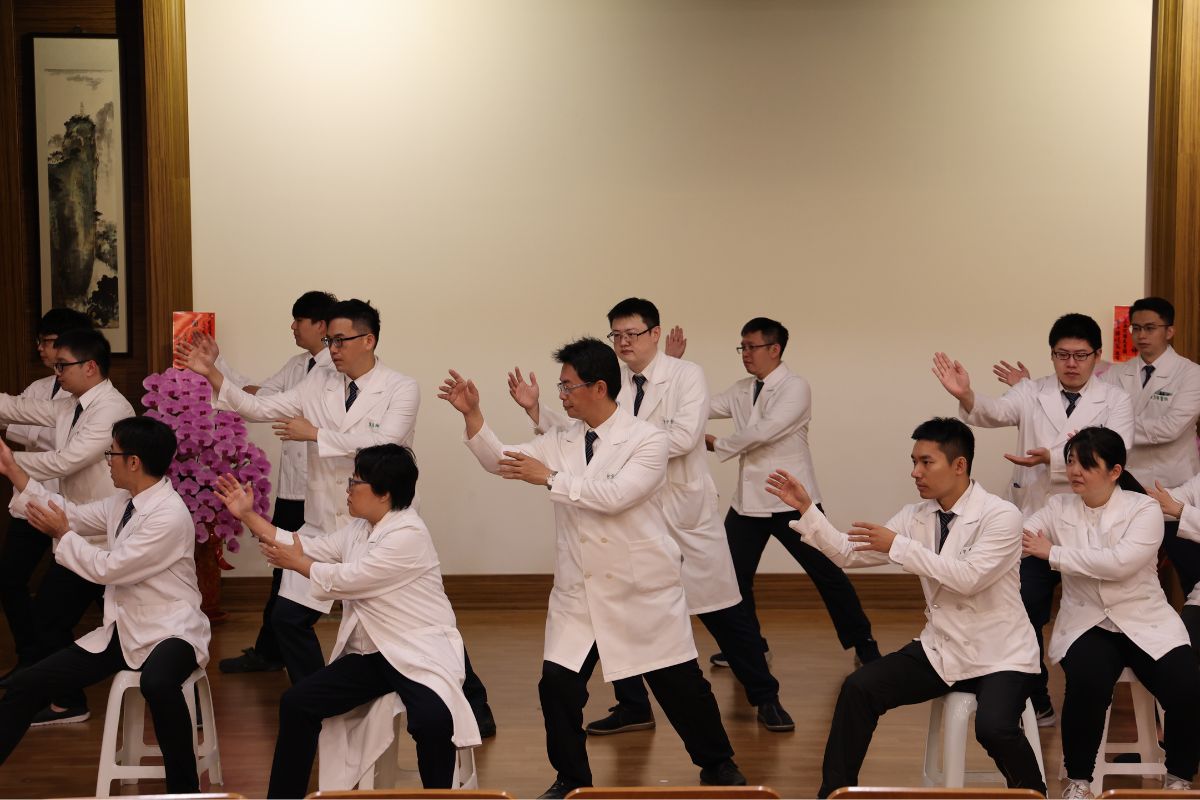 典禮一開始由何宗融副院長帶領中醫部演示「太極八法」，帶領全院及貴賓通筋活血、促進健康。