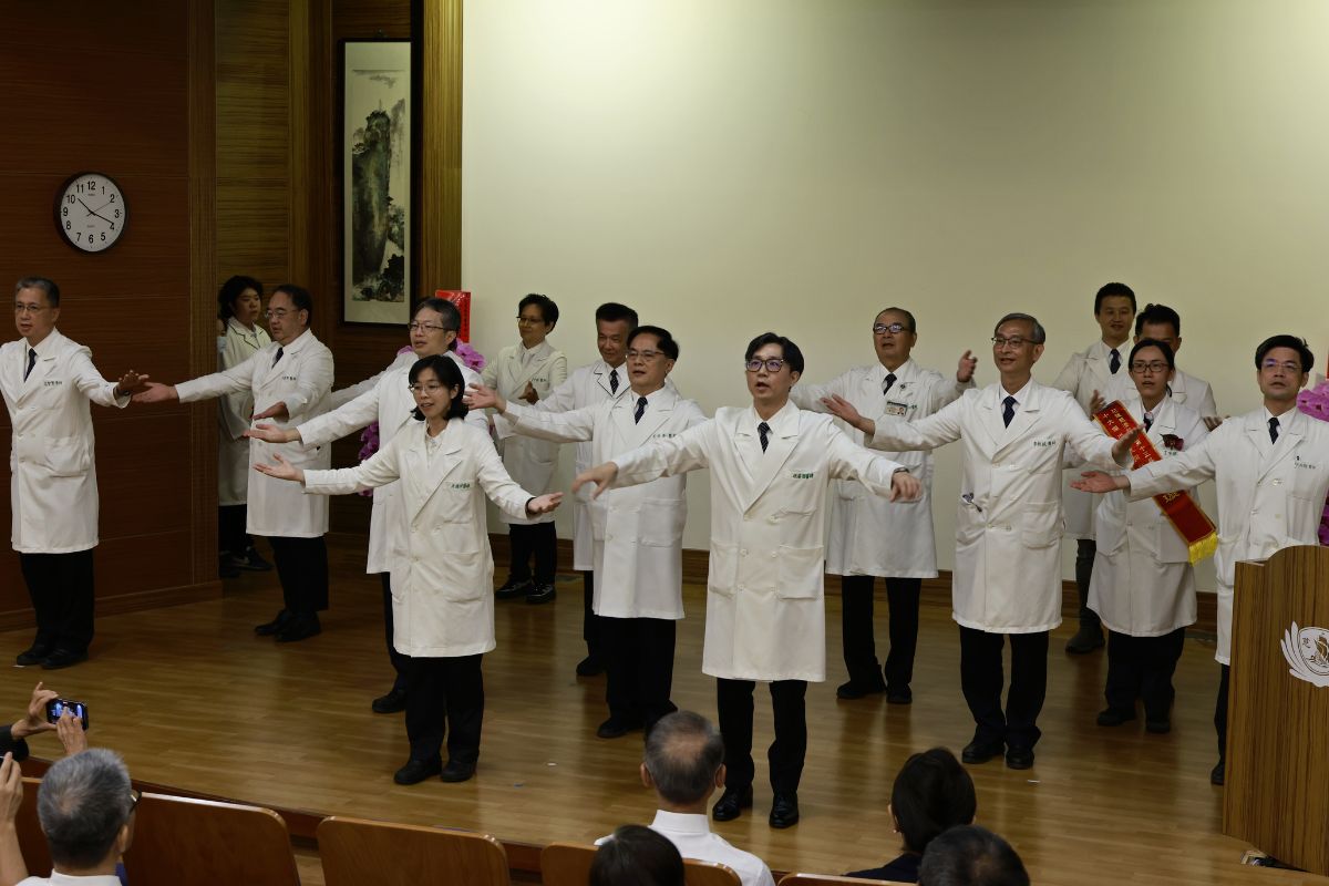 林欣榮院長帶領院長室團隊以及醫療科主任級主管和護理師團隊表演「白袍禮讚」，代表永不變質的醫者初心持續向前。