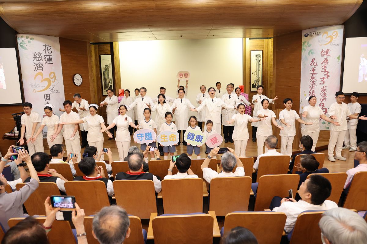 林欣榮院長帶領院長室團隊以及醫療科主任級主管和護理師團隊表演「白袍禮讚」，代表永不變質的醫者初心持續向前。