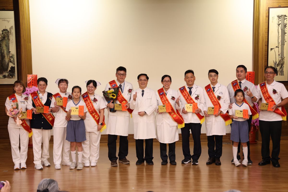 林欣榮院長頒獎給獲得全院同仁票選認同而誕生的10位優良員工。
